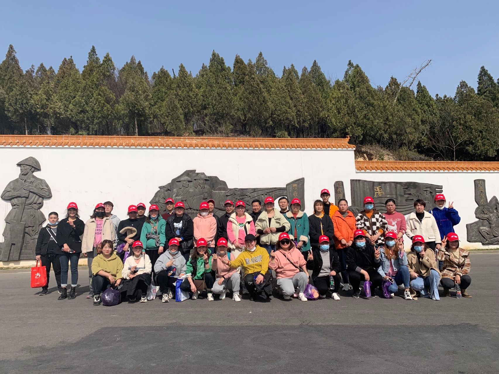 文明登山健康行，志愿服務(wù)護環(huán)境——依愛(ài)消防開(kāi)展“學(xué)雷鋒日”主題活動(dòng)