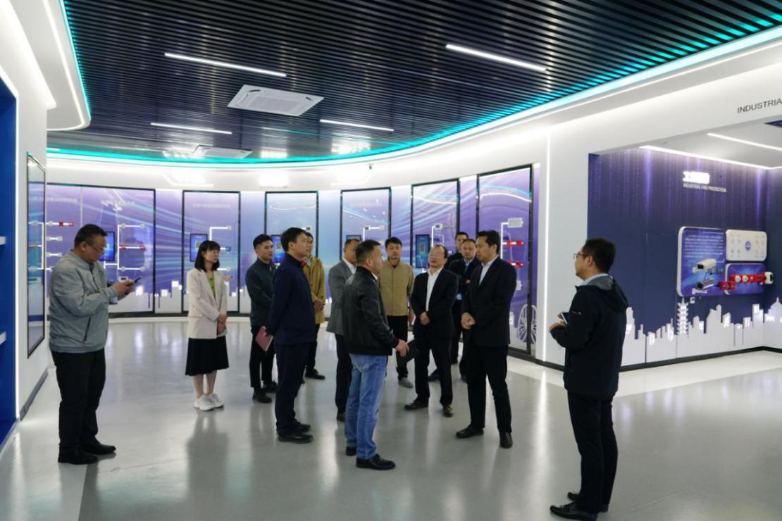 安徽省數據資源管理局黨組成員、副局長(cháng) 王愛(ài)學(xué)一行調研依愛(ài)消防