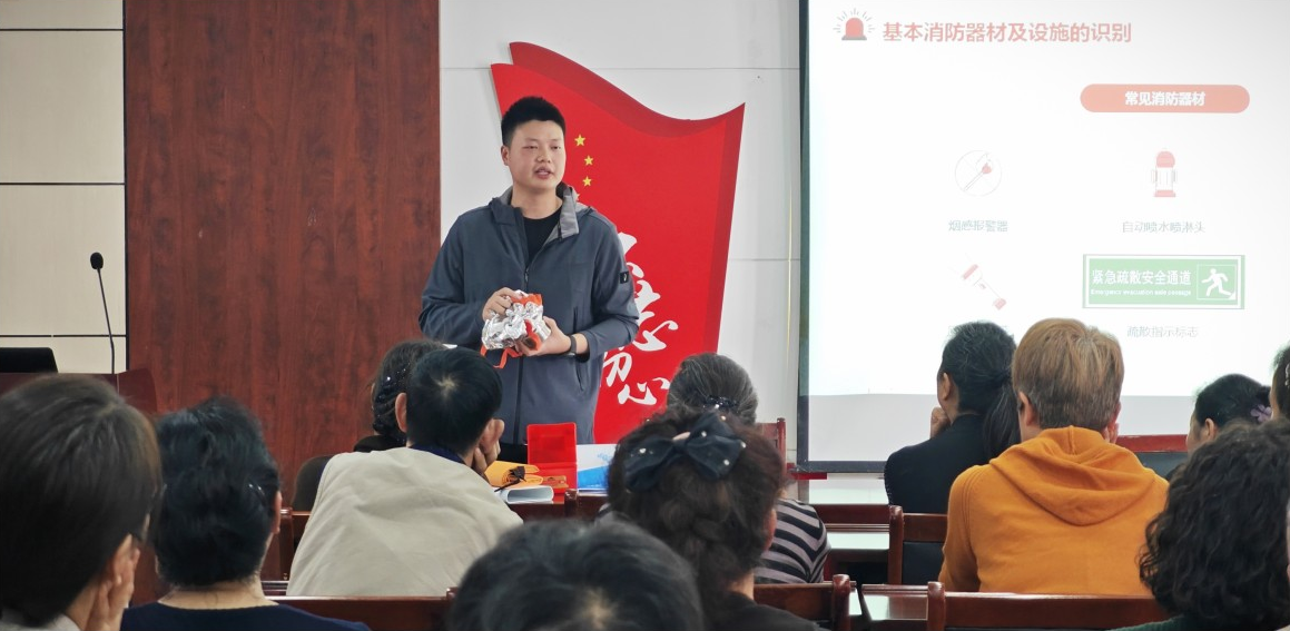 依愛(ài)消防重陽(yáng)進(jìn)社區，金秋慰問(wèn)情暖夕陽(yáng)紅